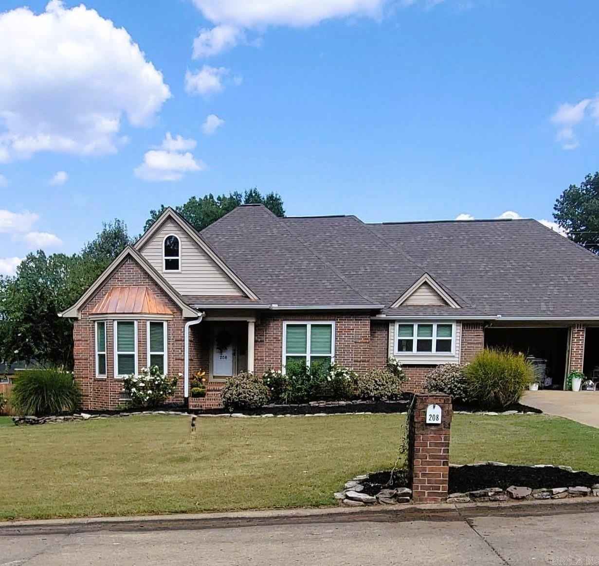 208 Red Oak Ln  