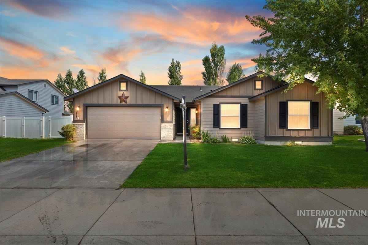 978 S Red Sand Ave  
