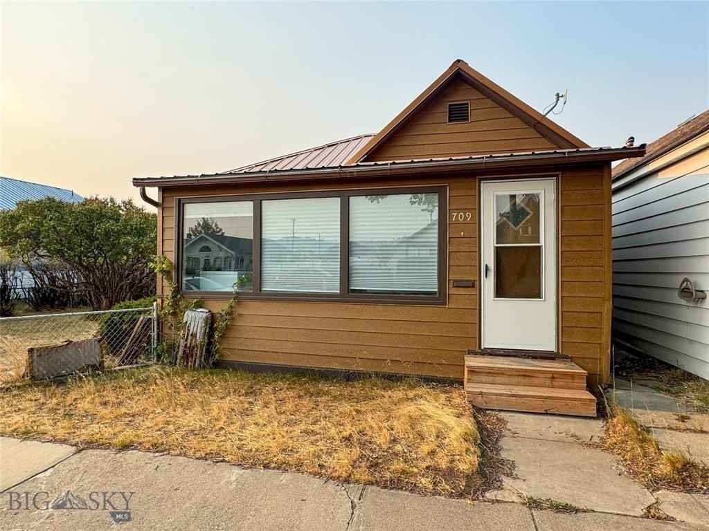 709 E Commercial Ave  