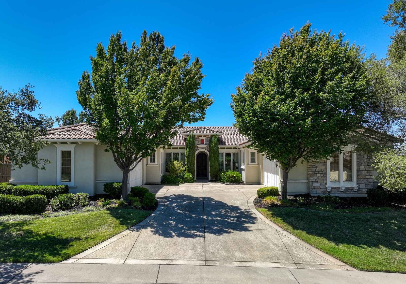 2004 Ladera Dr  