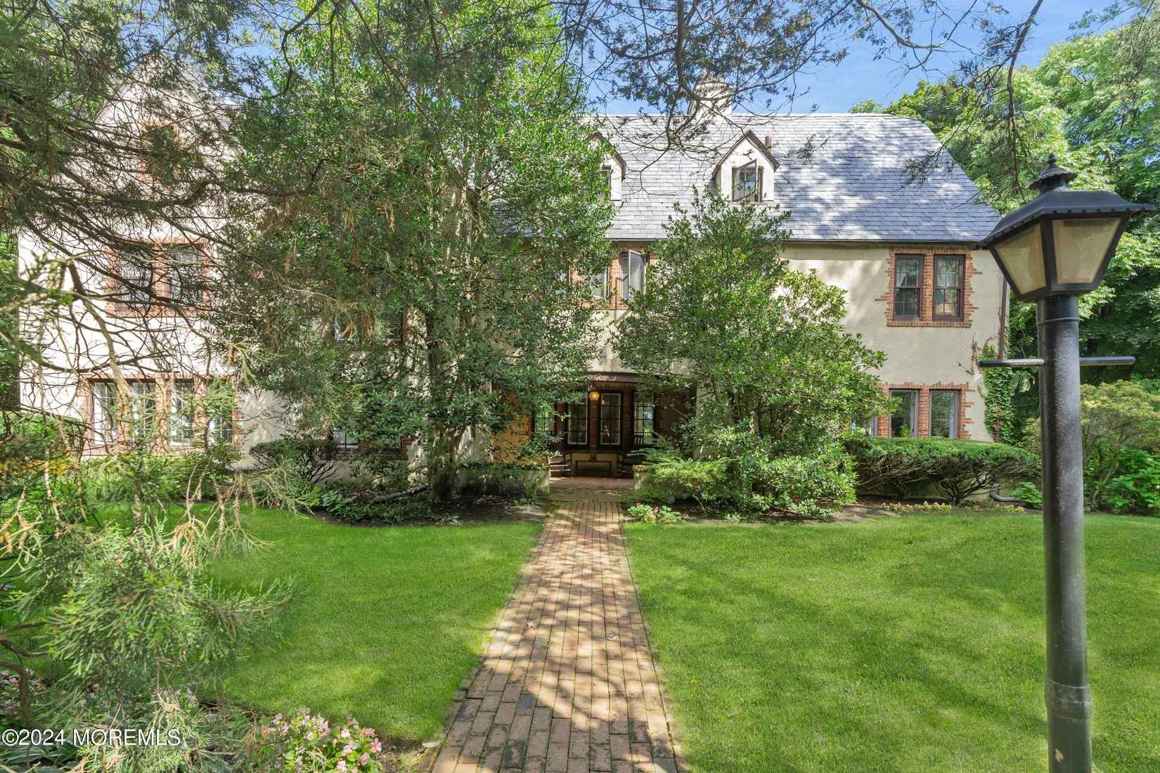 13 Serpentine Dr  