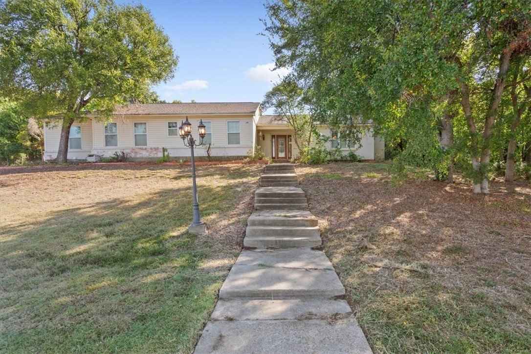 915 Ests Dr  