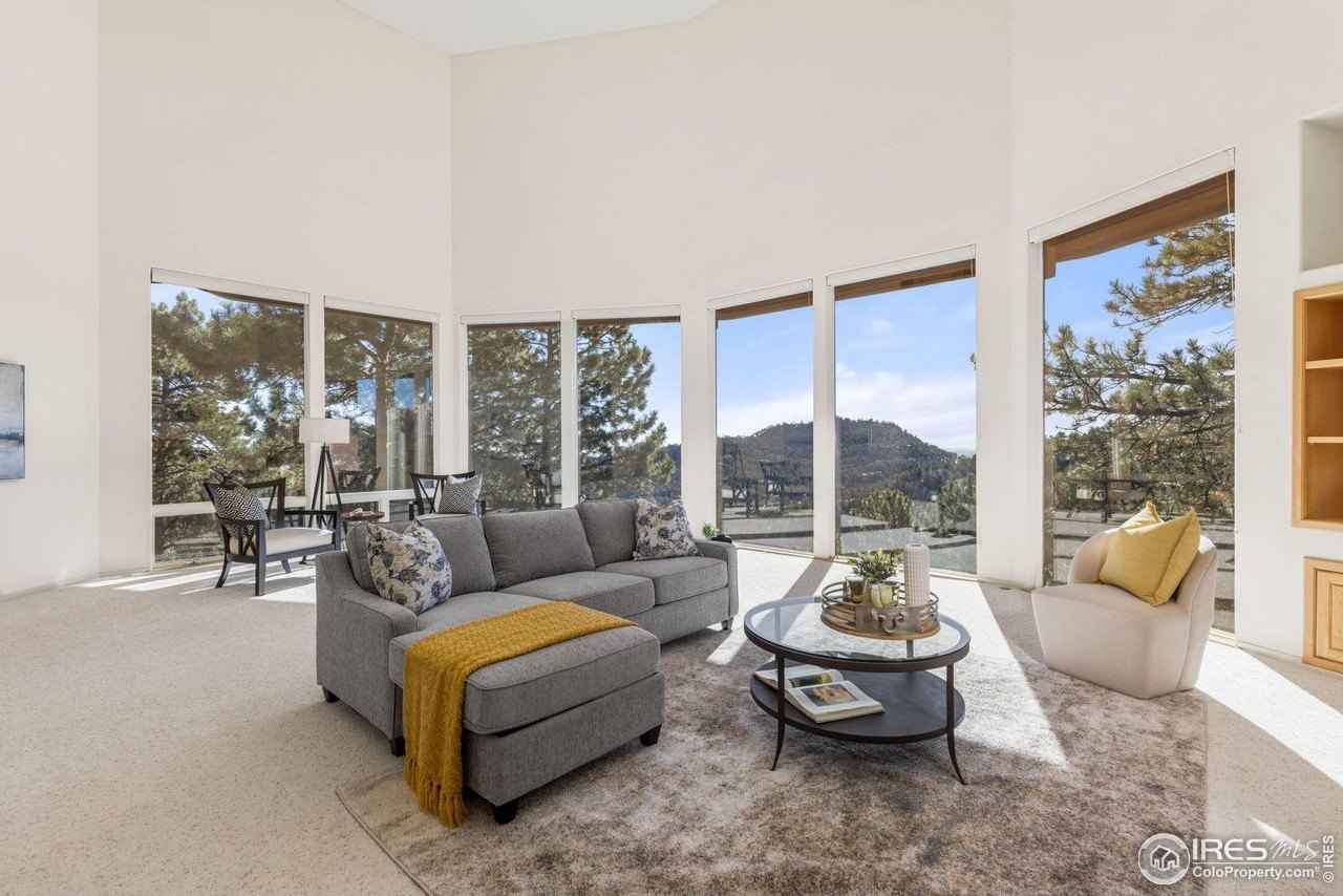 1077 Carriage Hls Dr  