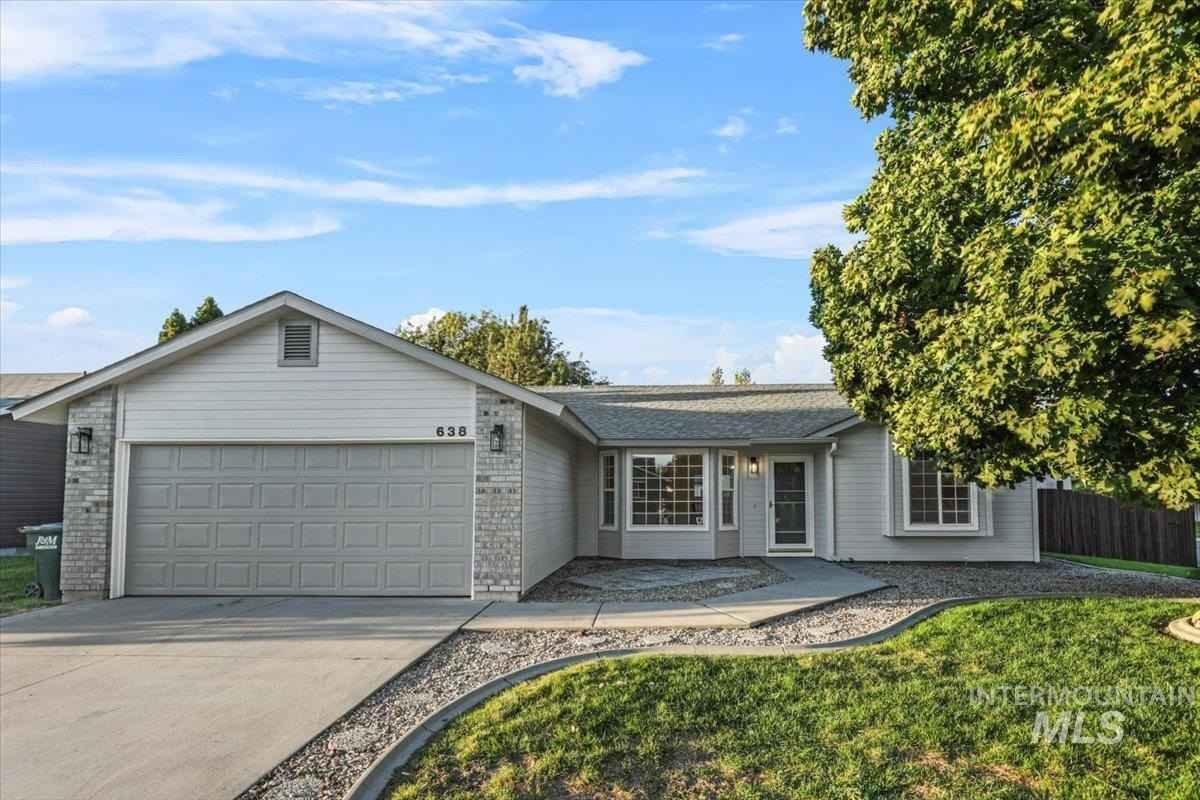 638 W White Fang St  
