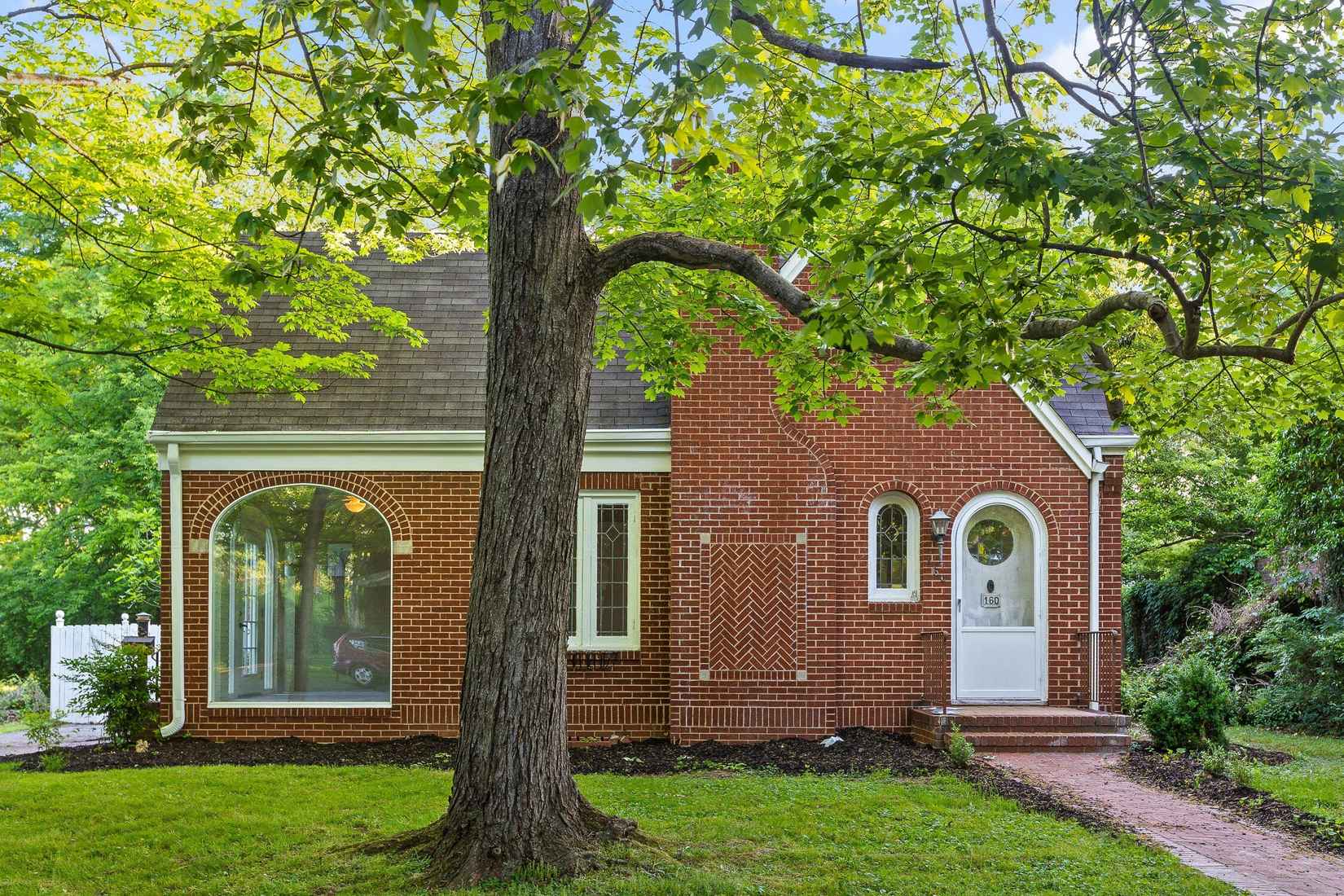 160 Centenary Ave NW  