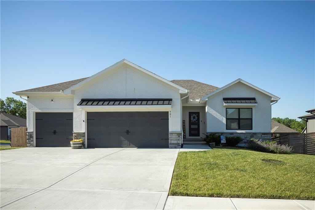 901 NW Hickorywood Dr  