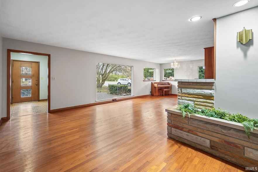 3233 Brady Ln  