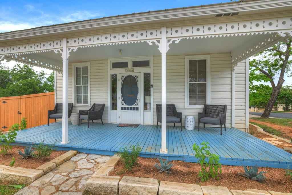 301 Travis St  