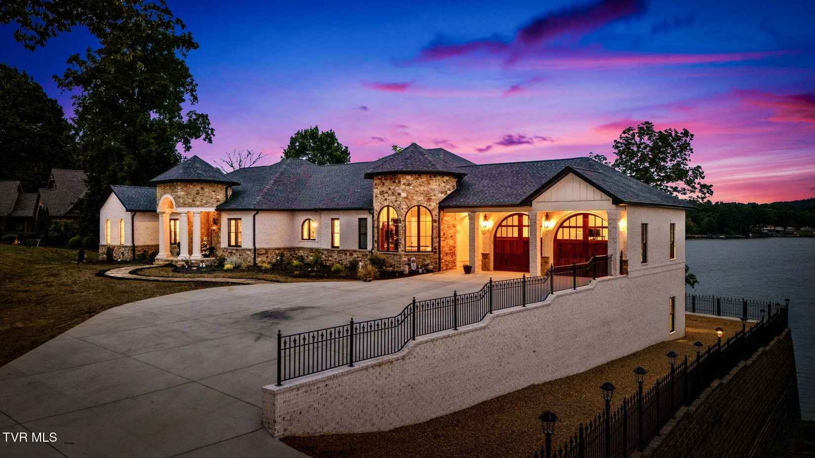253 Forest Ln North  