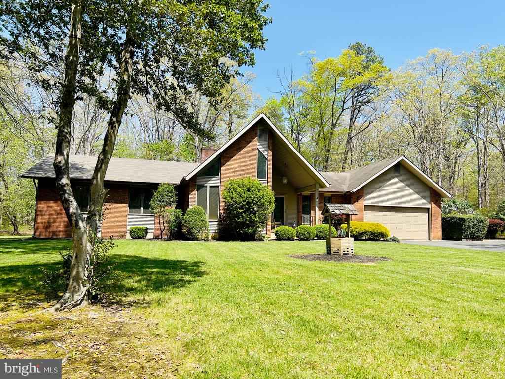 988 Laurel Ln  