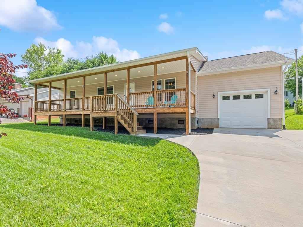 101 Meadowbrook  