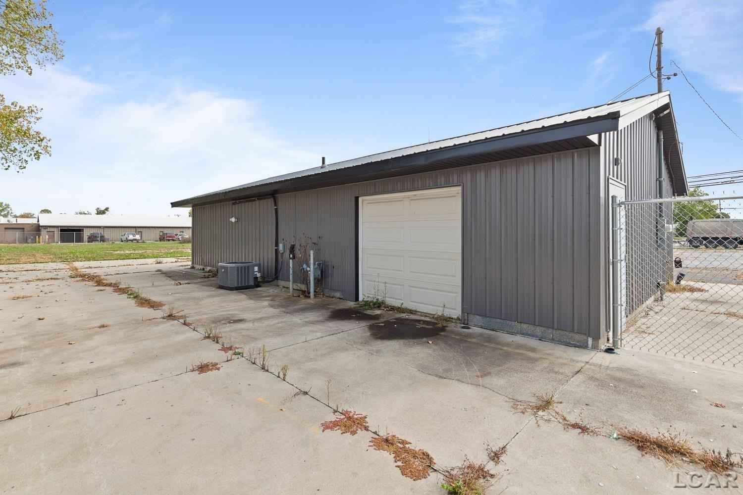 1105 E Beecher  