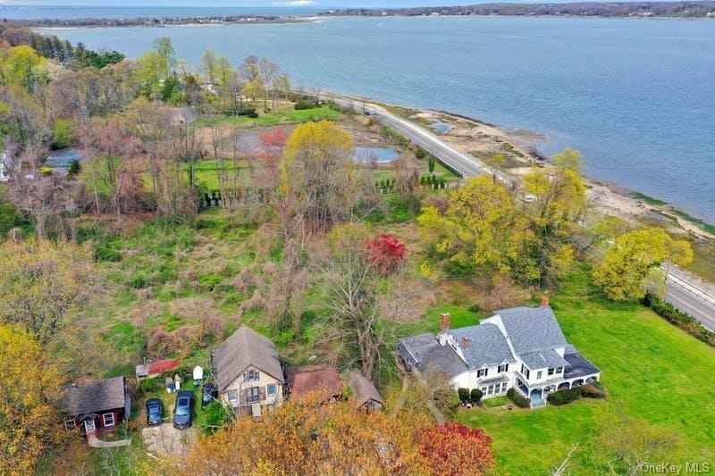 1008 W Shore Rd  