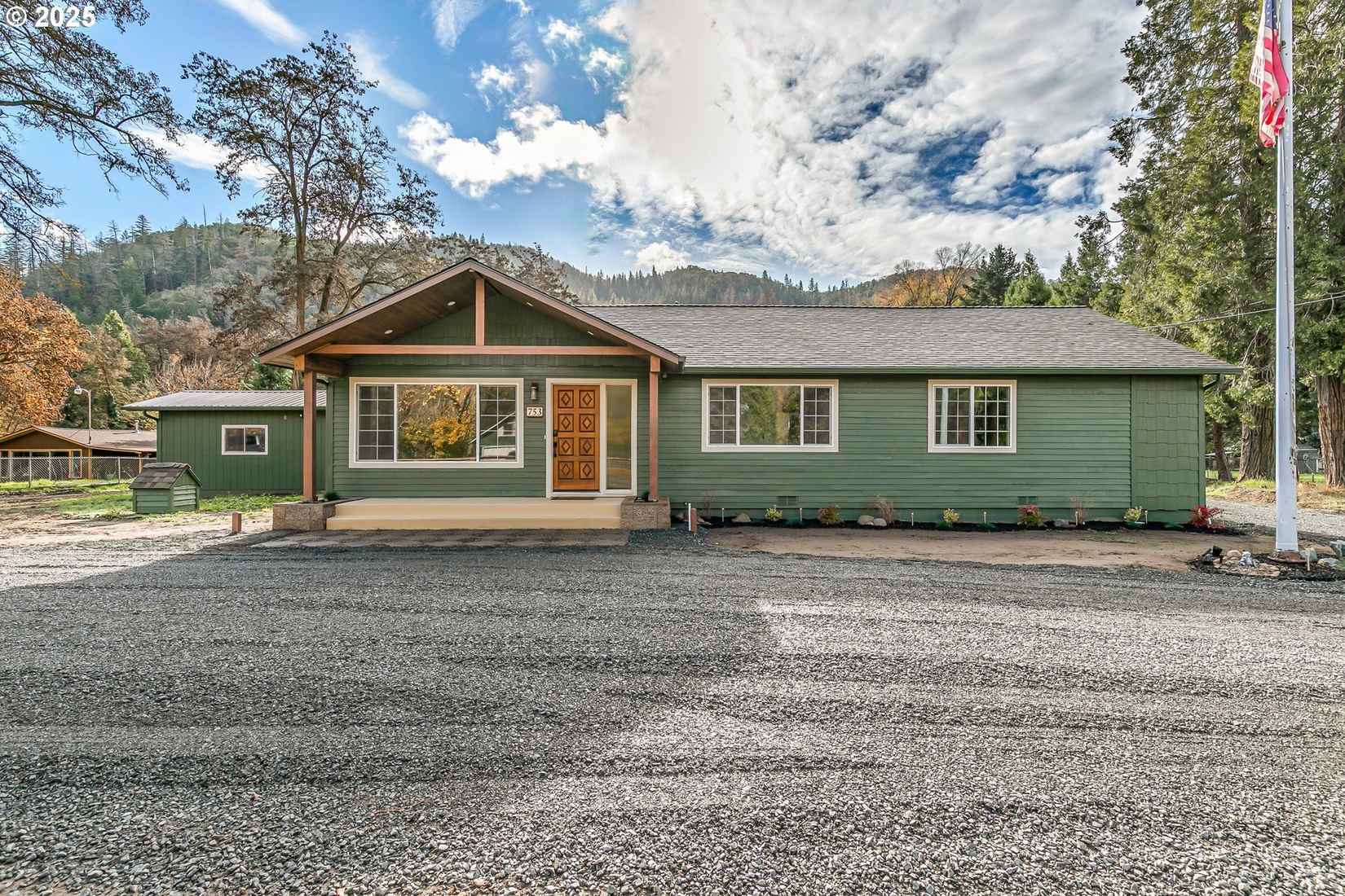 753 ROGUE RIVER Hwy  