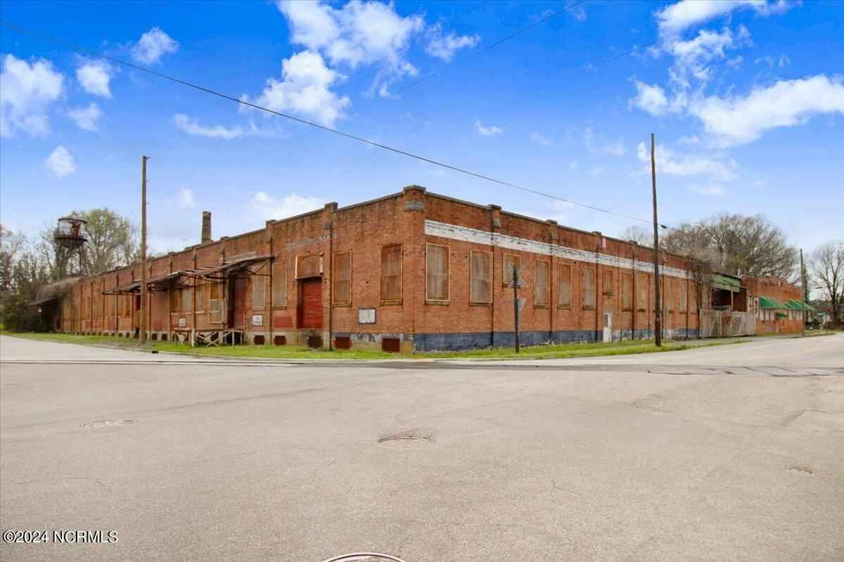 611 Goldsboro St S  