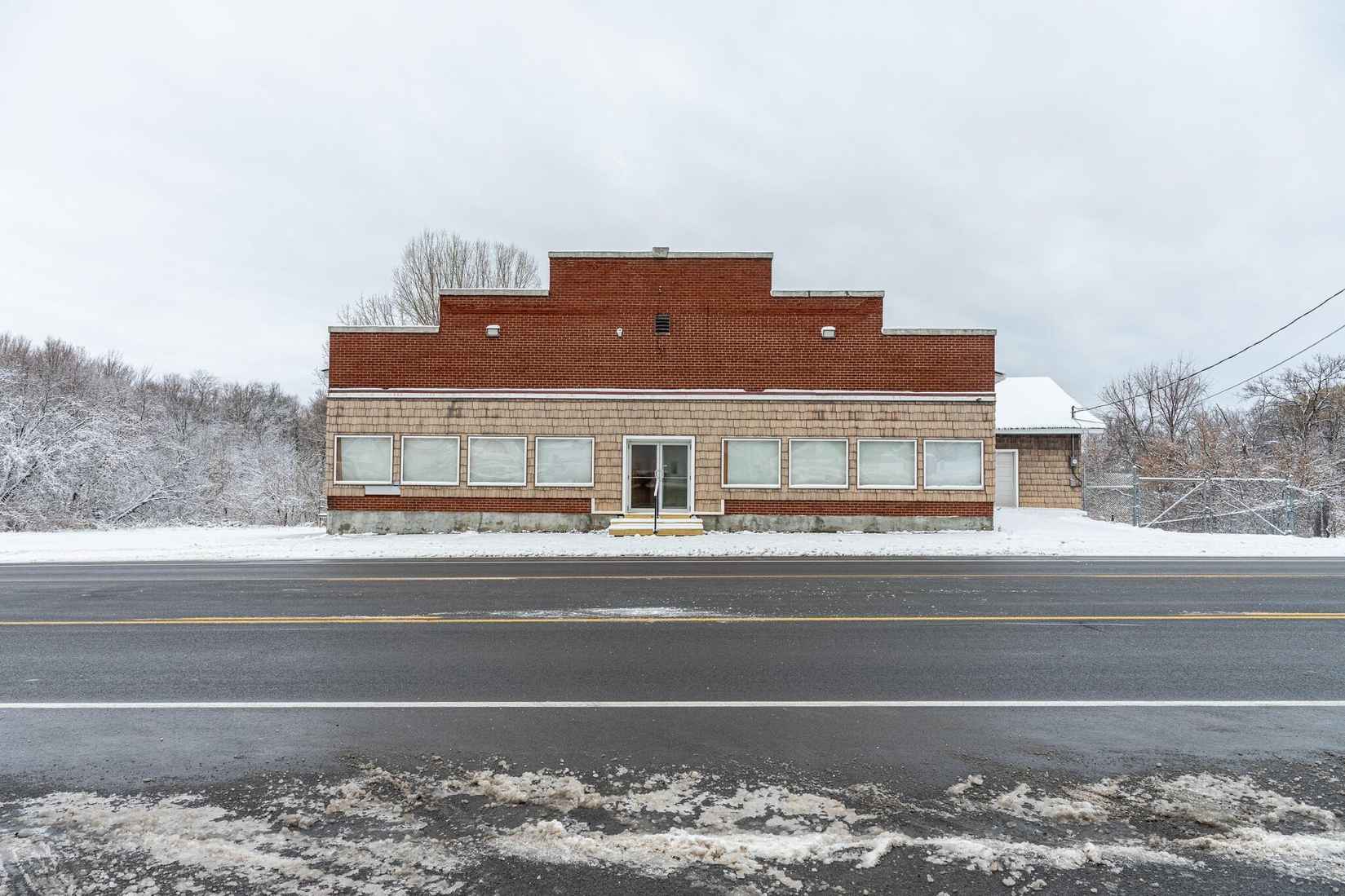 689 E Main St  