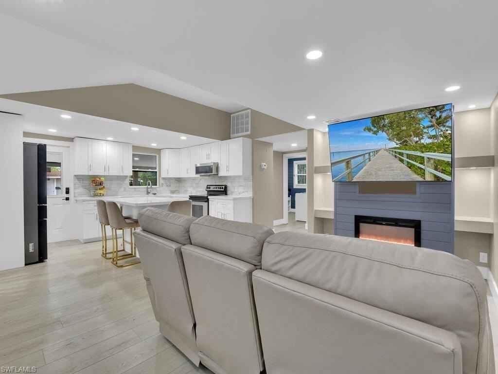 2180 Della Dr  