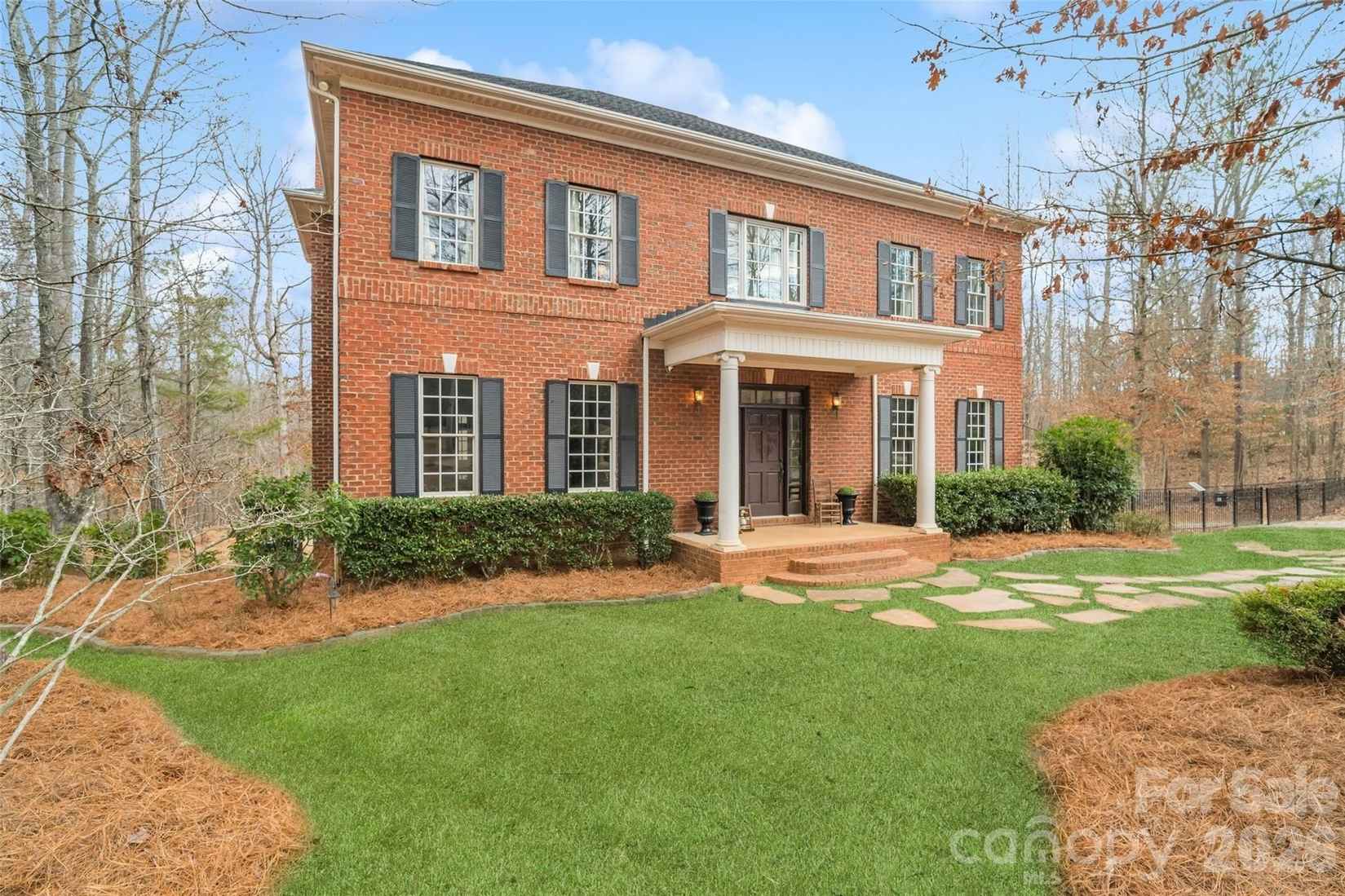 201 Pinecroft Ct  