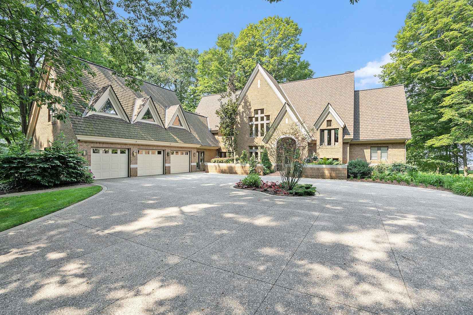 5285 N Lakeshore Dr  