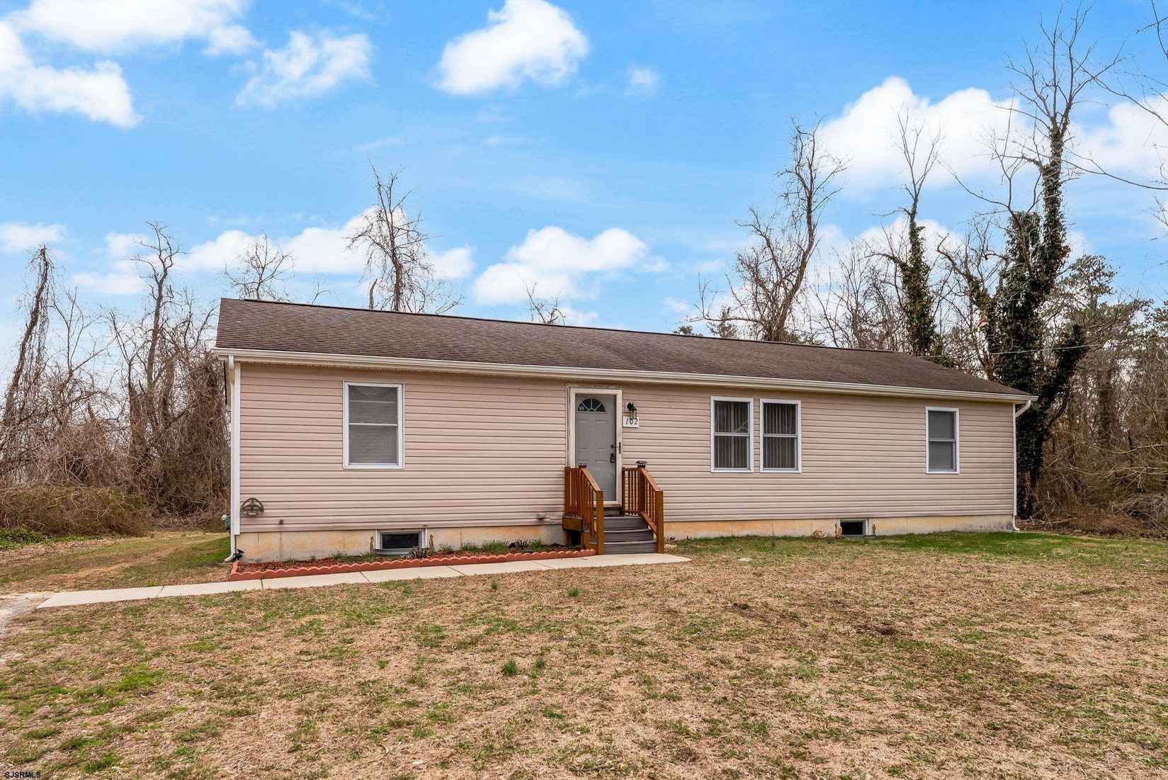 102 Freeman Ave  