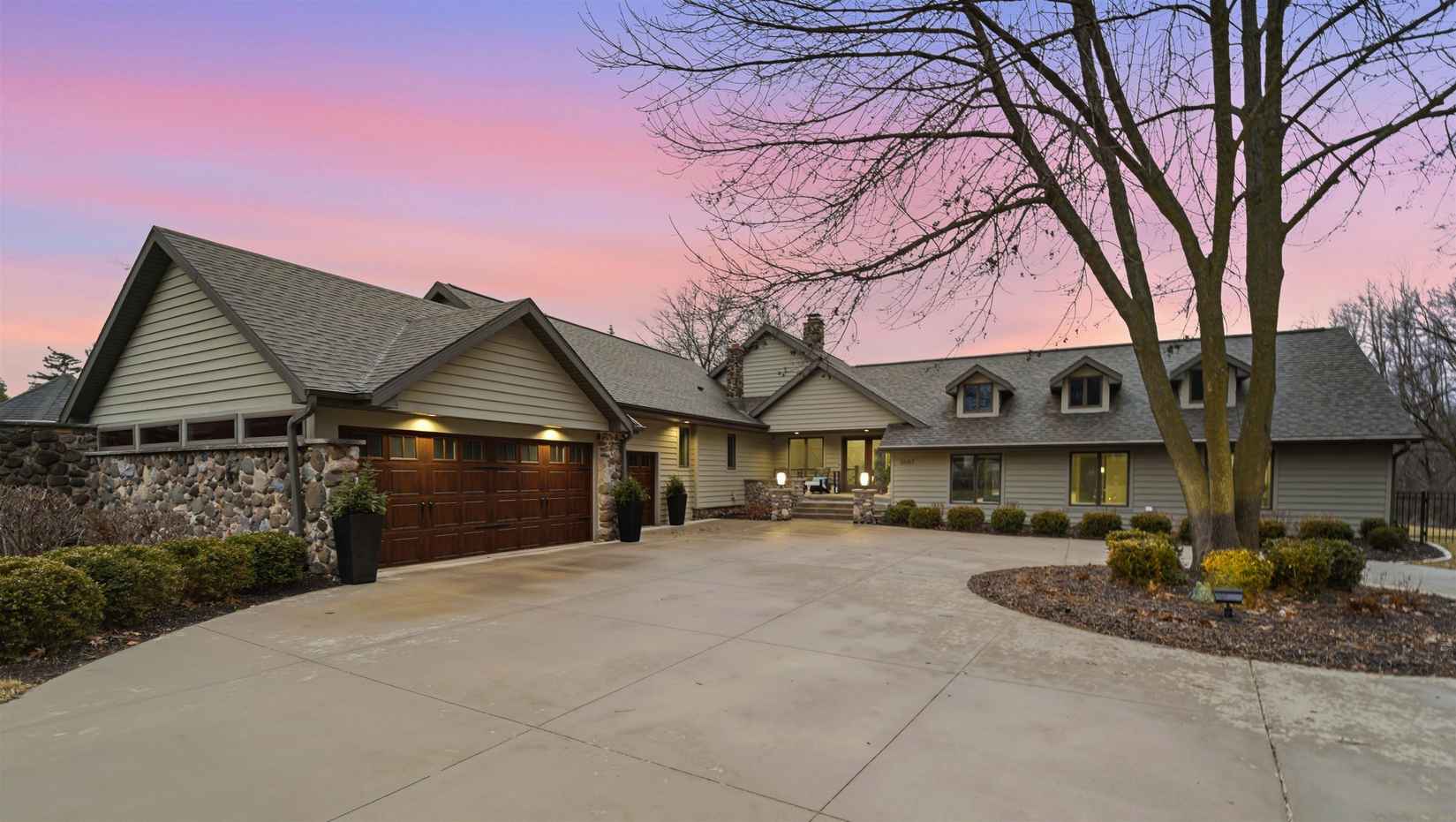 3667 W Quaker Rdg Ln  