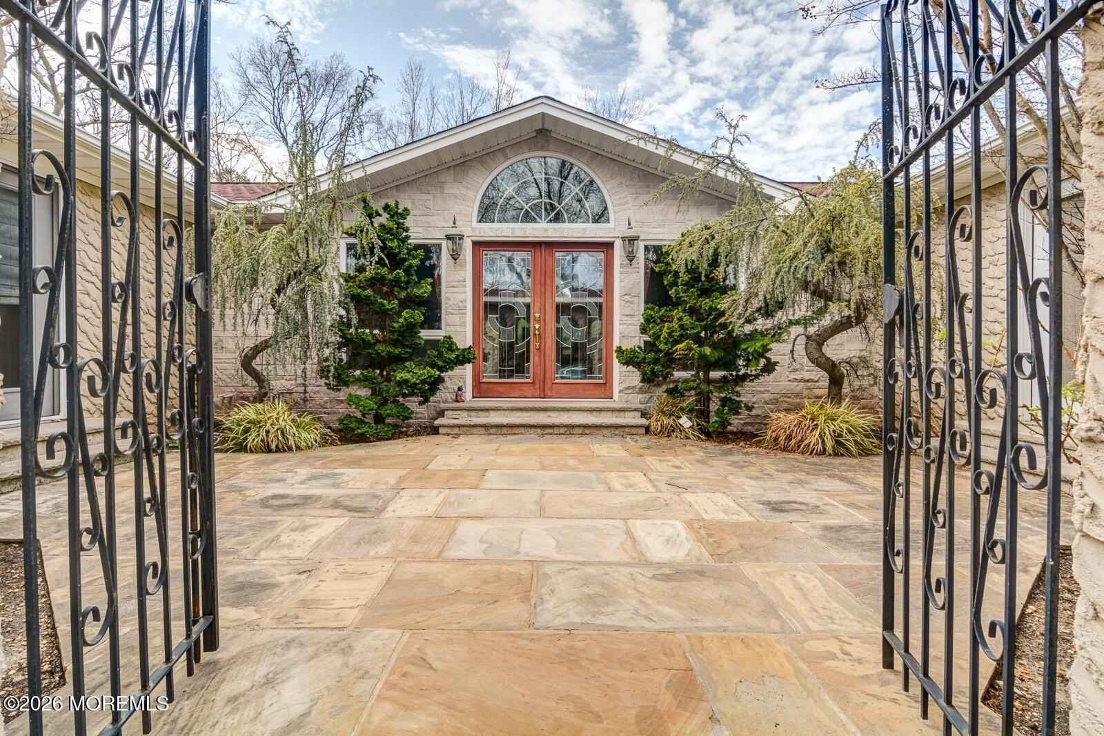 884 Breezy Oaks Dr  