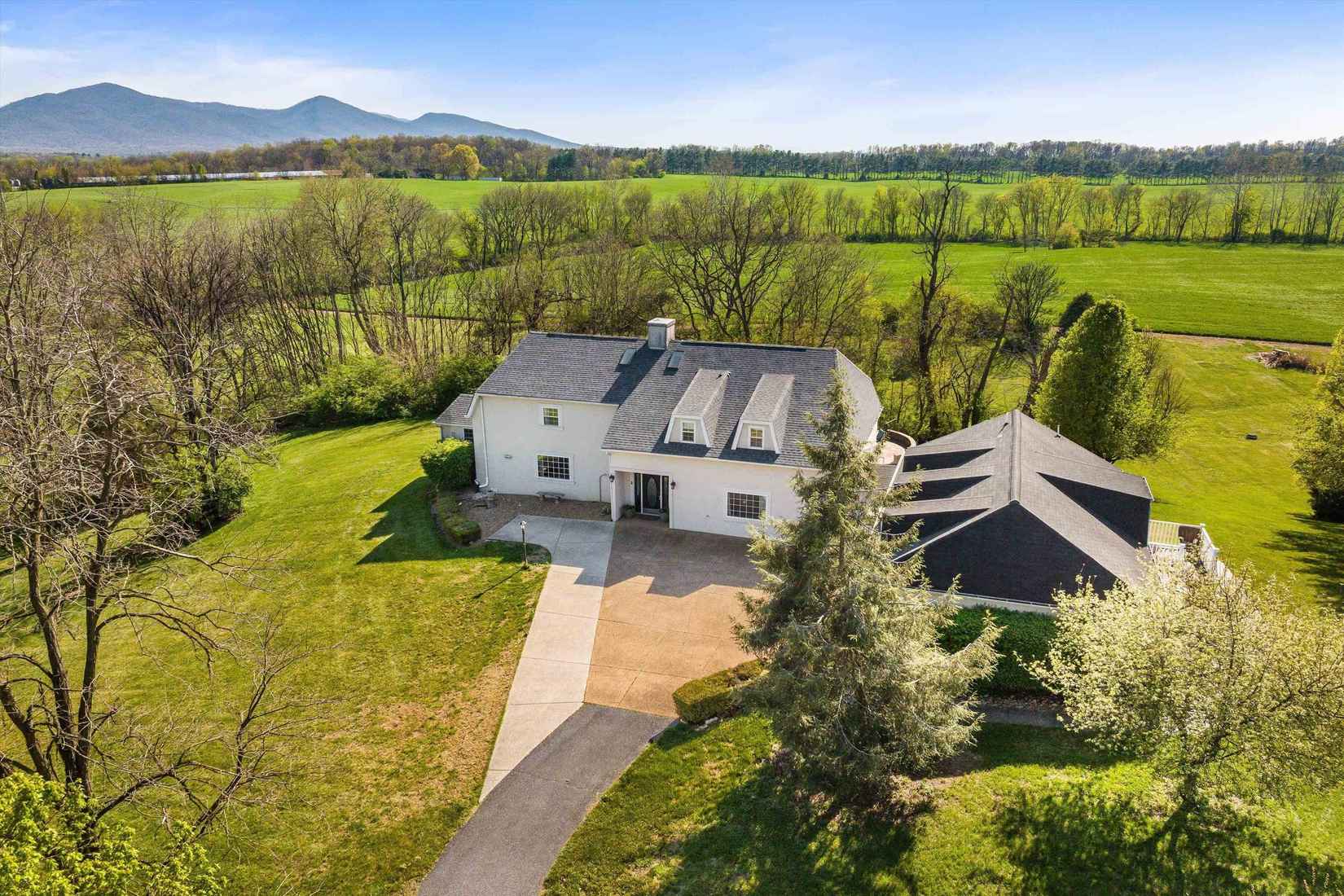 1335 COURTNEY Ln  