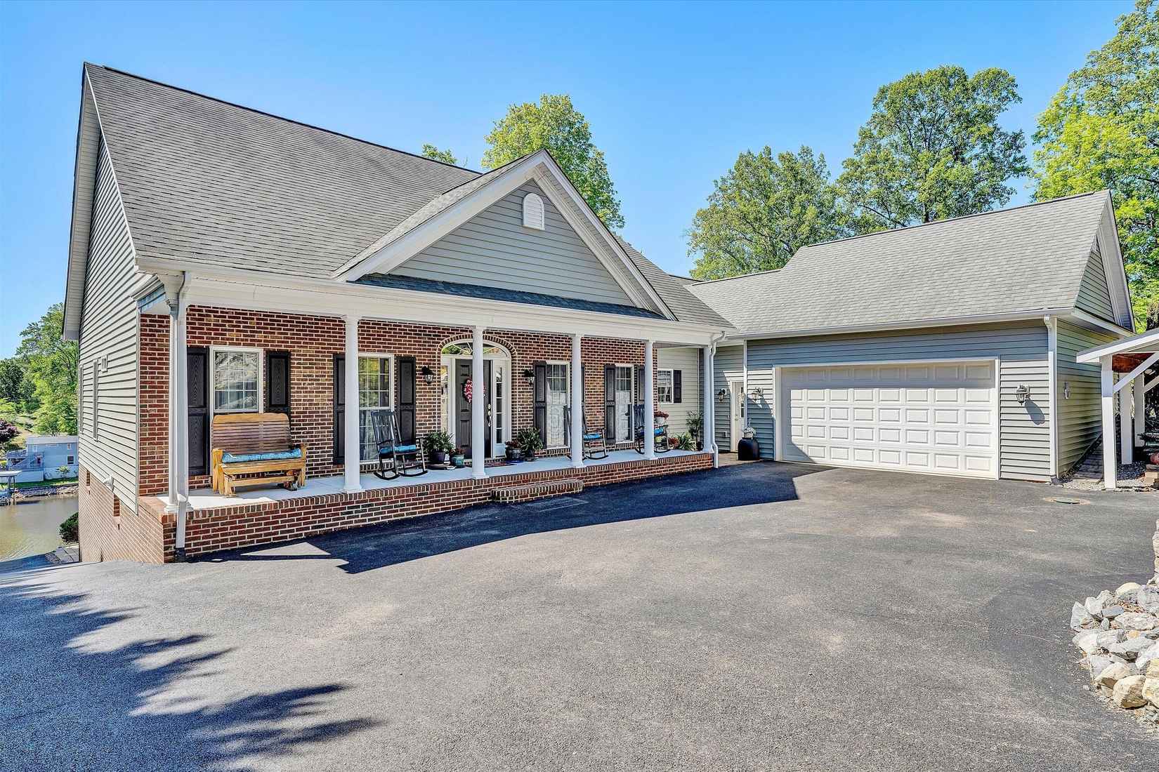 400 Sourwood Dr  