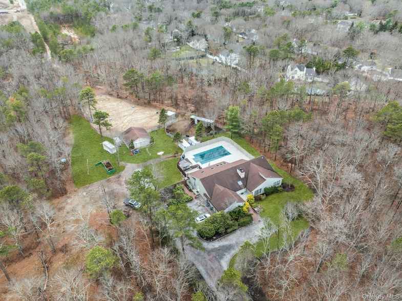 4 Christine Ln  