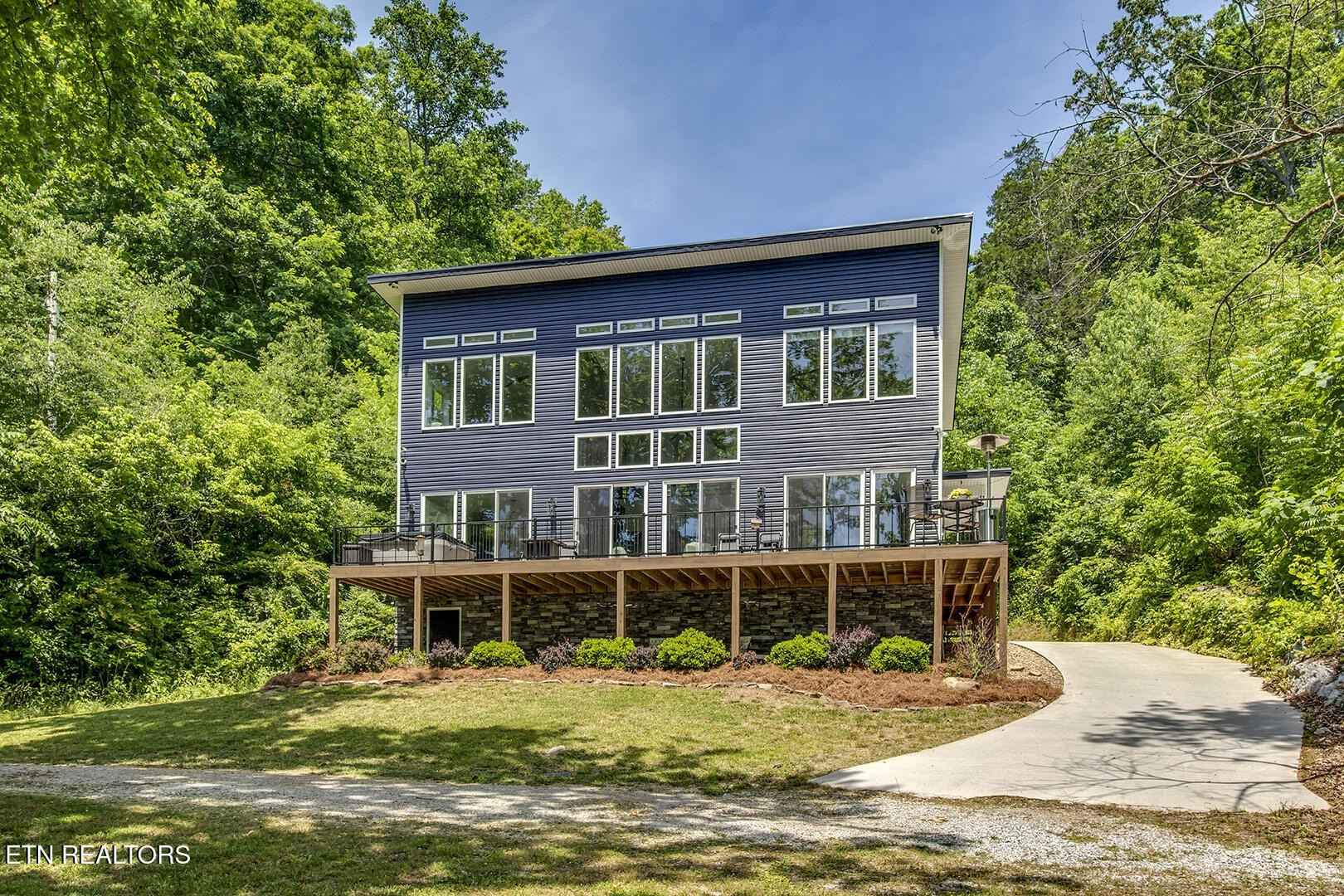 880 Skyline Dr  