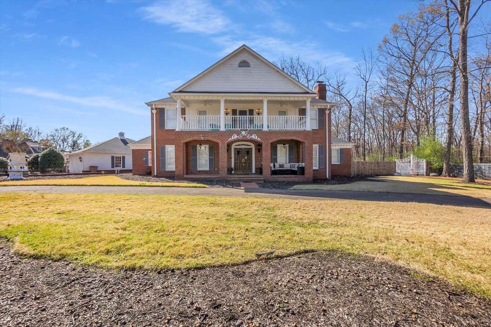 1235 DEXTER Ln  