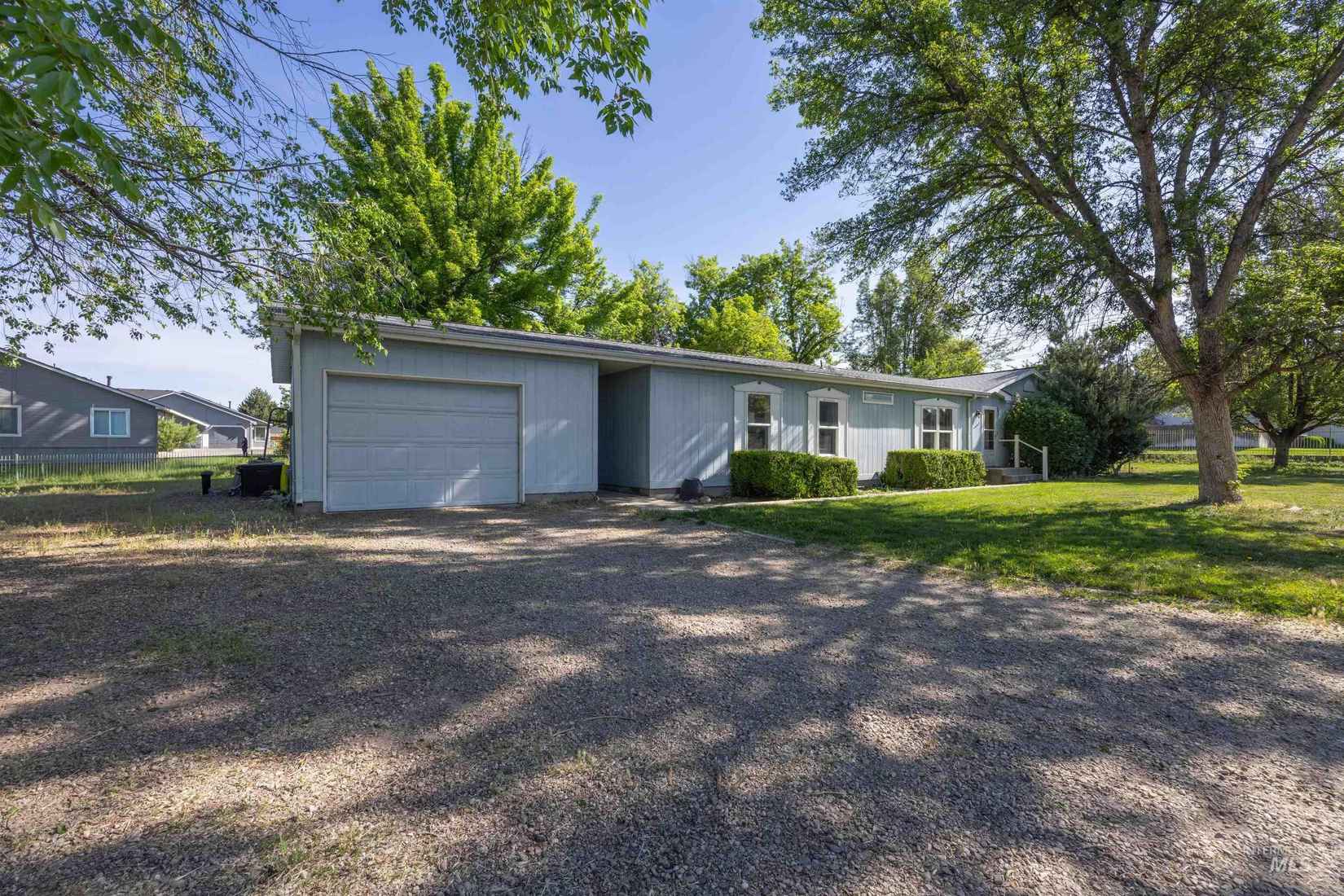 2875 N Maple Grv  