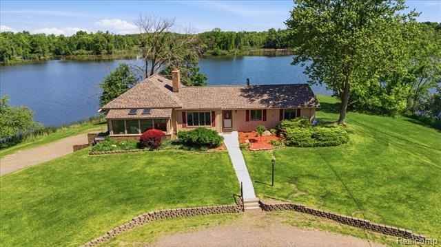 725 Deerpath Ct  