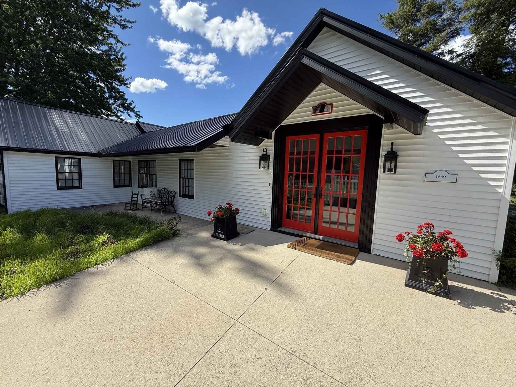 1849 E Pratt Lk  