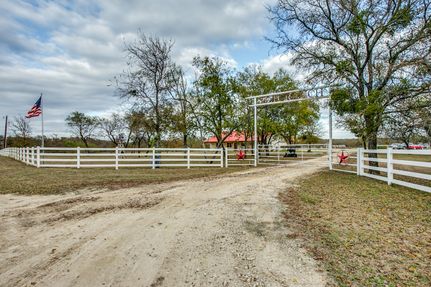 Farm and Ranch in Hill County, Texas