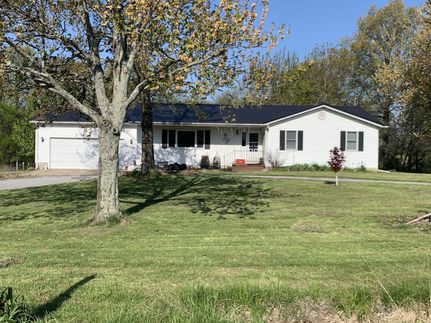 House in Wayne County, Illinois