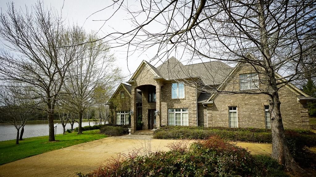 Pope, Panola County, MS Lakefront Property, Waterfront Property, House