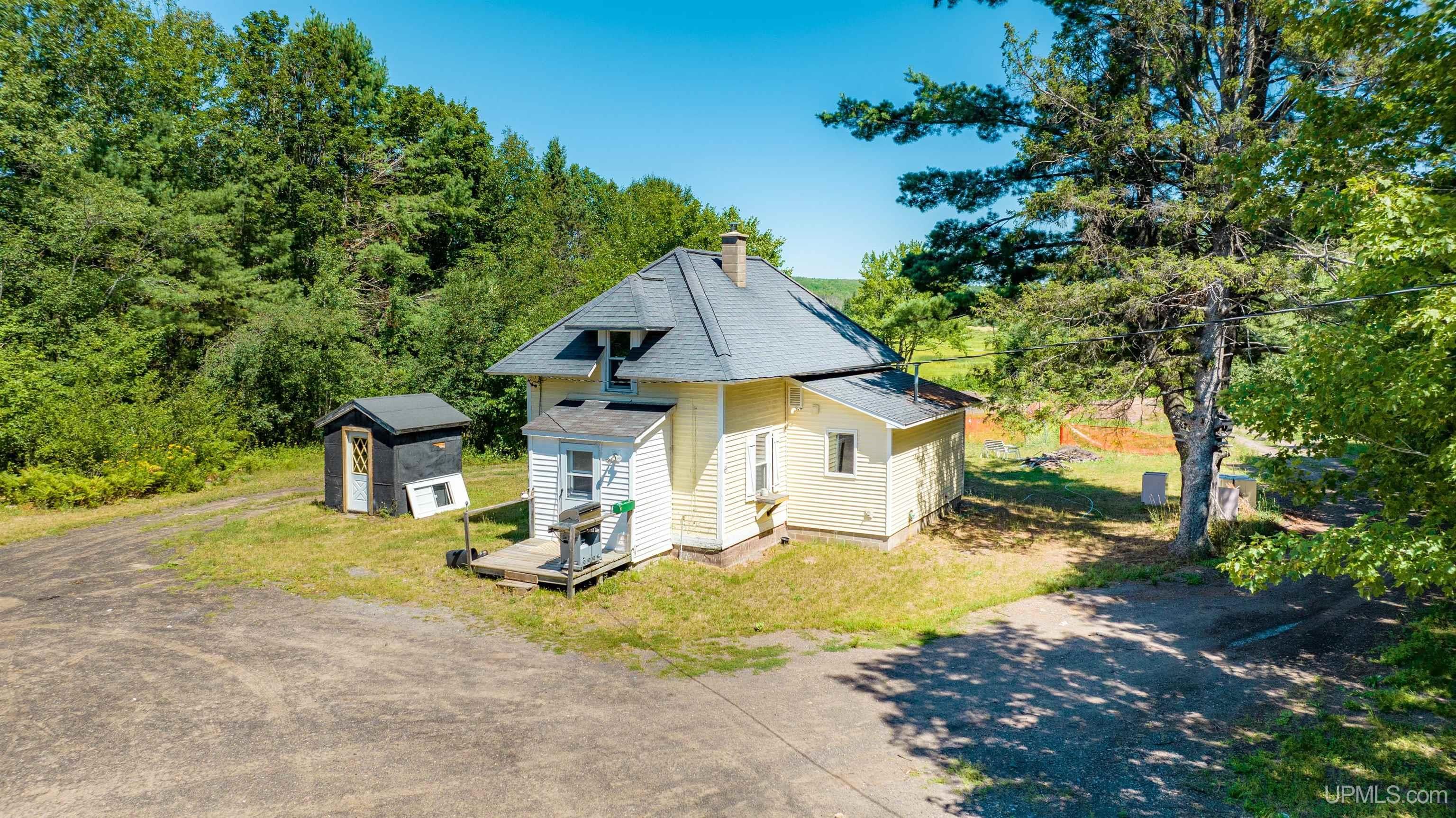 Dollar Bay, Houghton County, MI House for sale Property ID 414506978