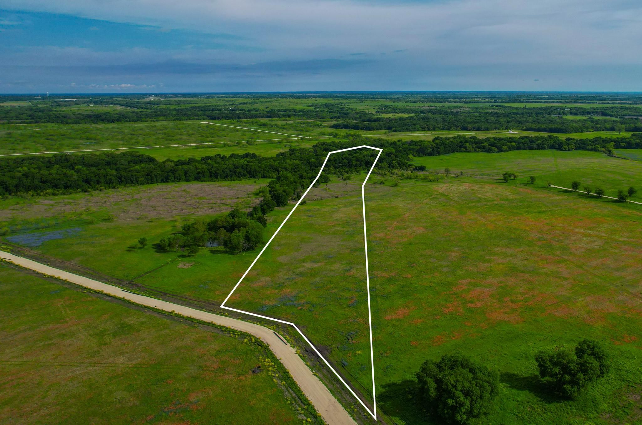 10 acres in Hubbard, TX, 76648 MLS This beautiful secluded ranchette
