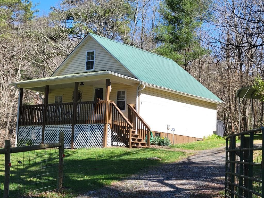 Willis, Floyd County, VA Lakefront Property, Waterfront Property, House