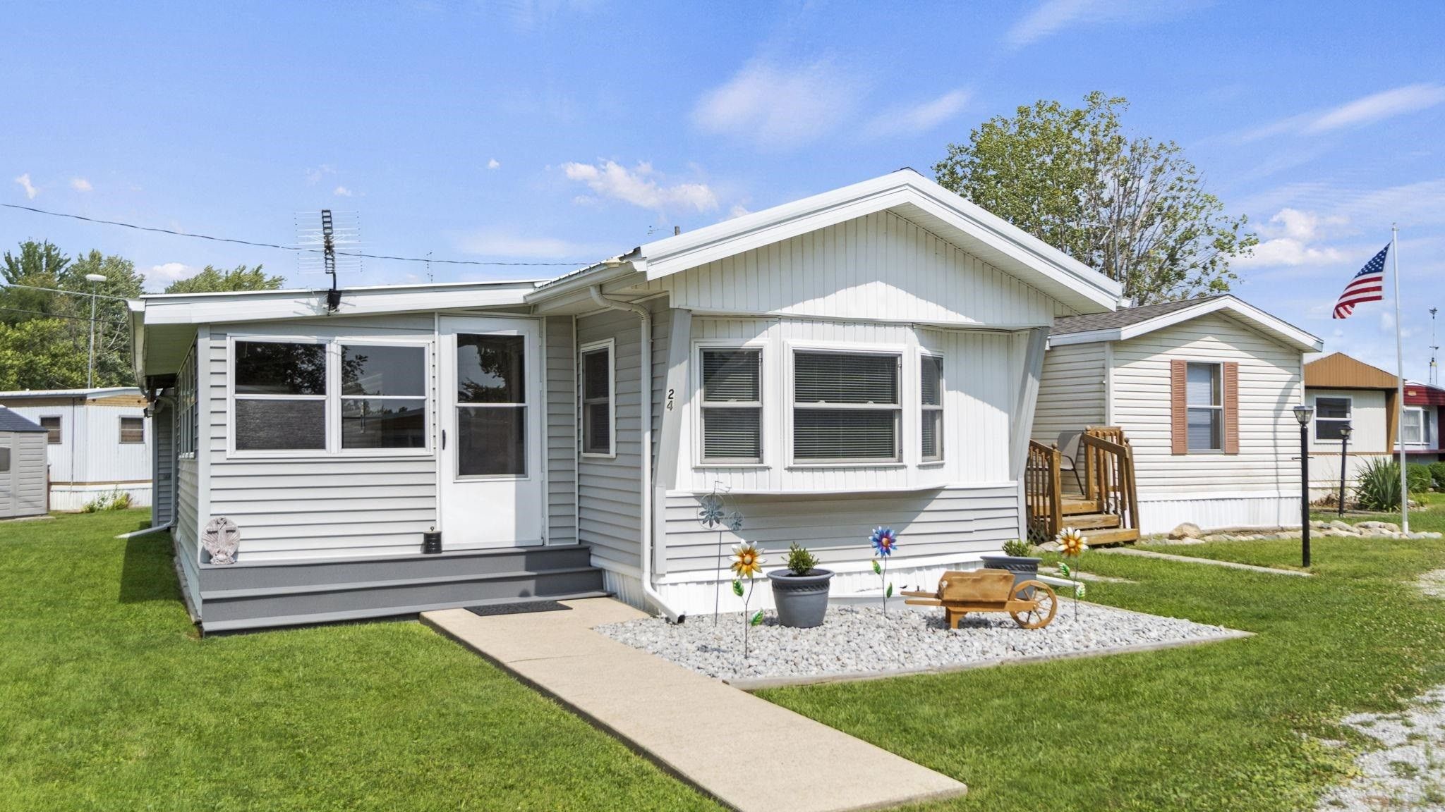 Wolcottville, Lagrange County, IN Lakefront Property, Waterfront