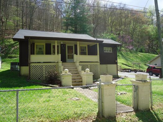 betsy-layne-floyd-county-ky-house-for-sale-property-id-337818555